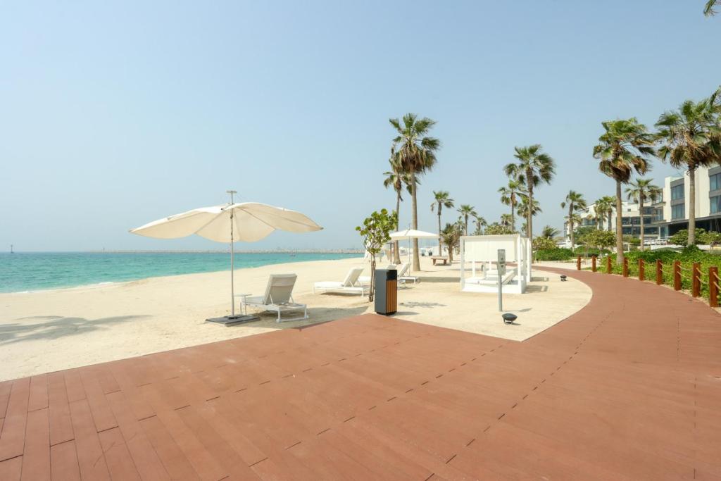 High-end Beachfront 4BR Duplex with Patio Sea and Burj View, Dubai ...