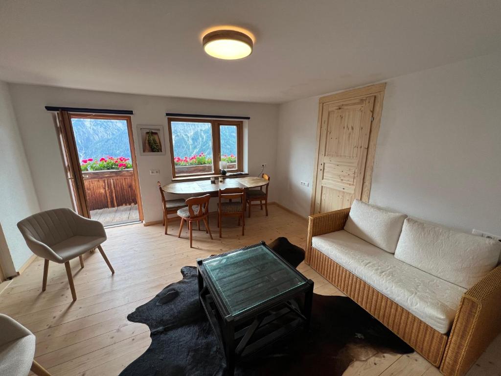 una sala de estar con un sofá y una mesa en Unterhecherhof, en Bannberg