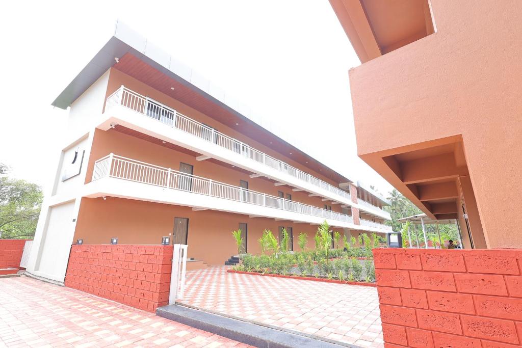 un edificio con una pared de ladrillo rojo delante de él en The Marbella Beach Resort, en Diveagar