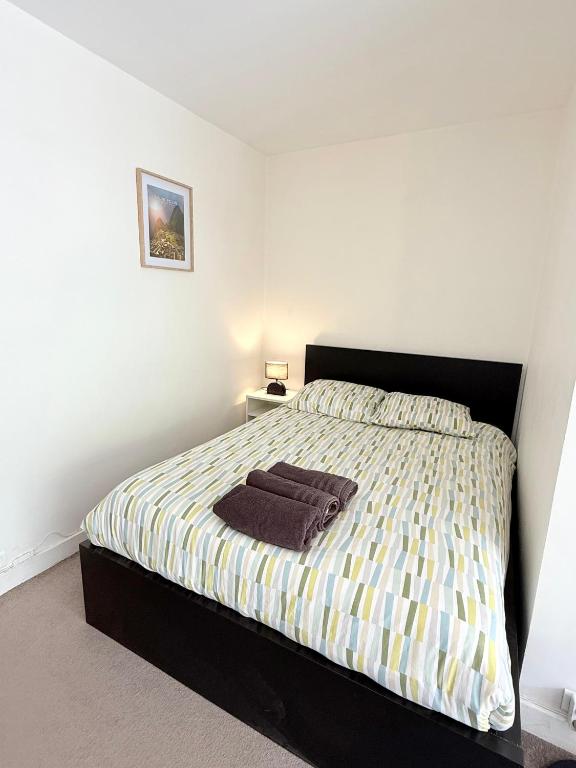 Un dormitorio con una cama con dos toallas encima. en Appartement Brochant Batignolles Paris, en París