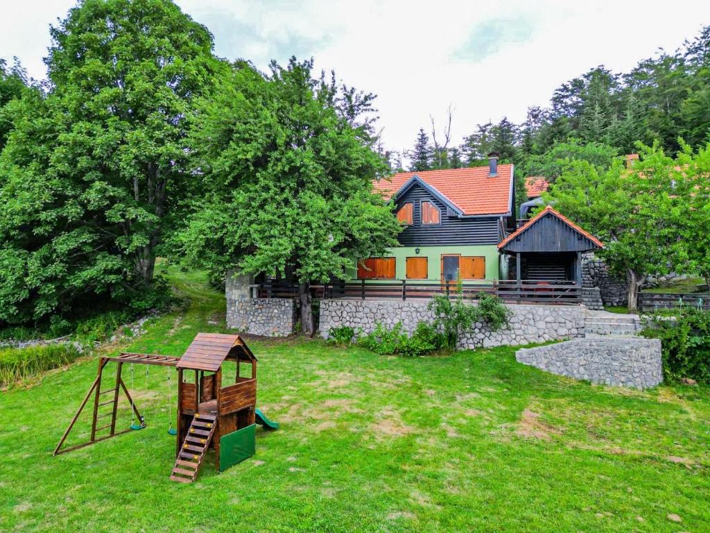 un patio con parque infantil y una casa en Villa Plančica, en Sveti Juraj