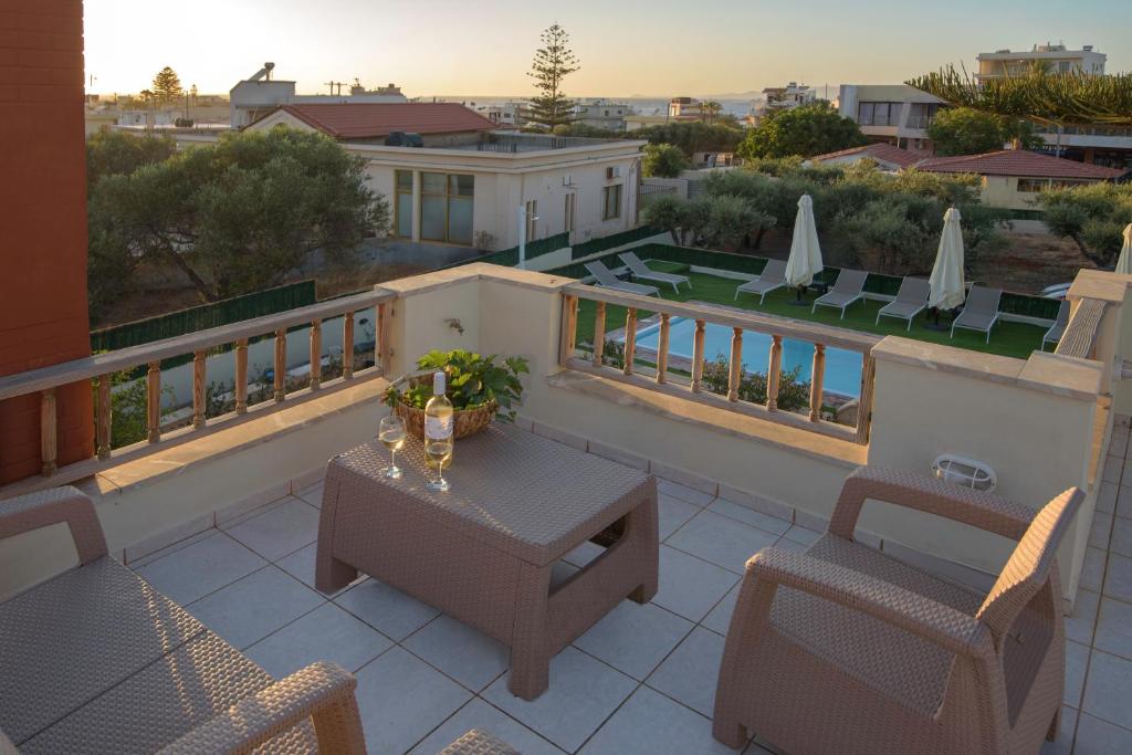 Un balcón con mesa y sillas y una vista en Villa Haris, en Kokkíni Khánion