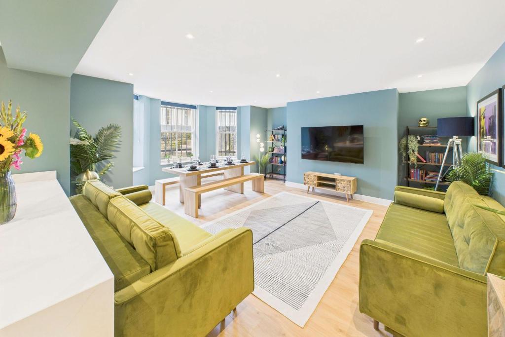 Hotel Host & Stay - The Georgian Quarter at Catharine House, a living room with two couches and a tv at Host & Stay - The Georgian Quarter at Catharine House in Liverpool
