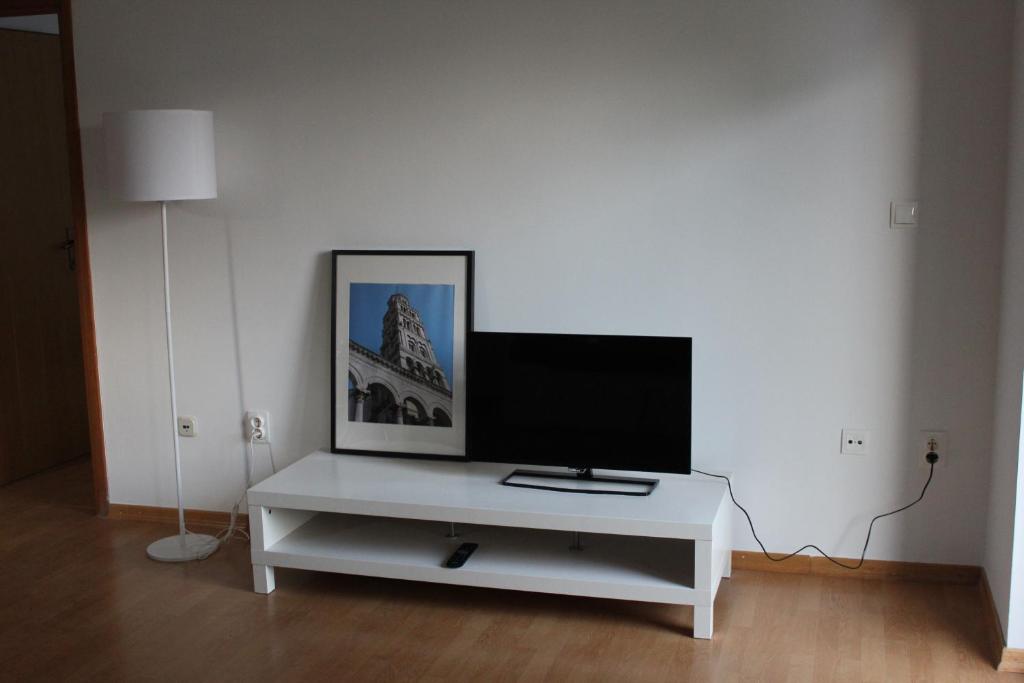 Televízia a/alebo spoločenská miestnosť v ubytovaní Smile & Enjoy Apartments