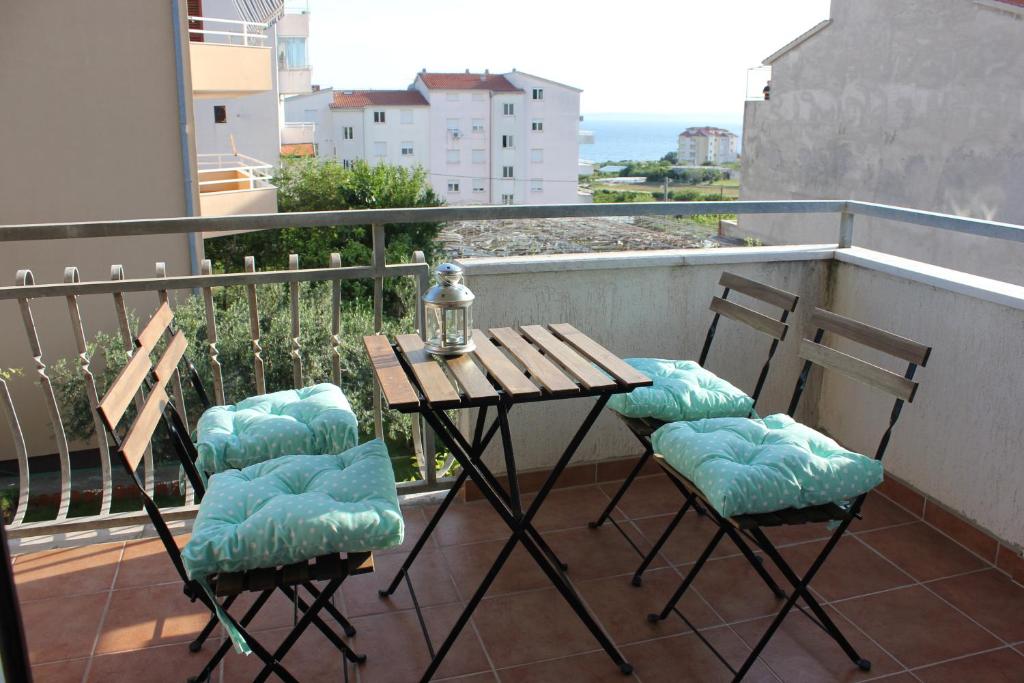 een balkon met een tafel en stoelen bij Smile & Enjoy Apartments in Split