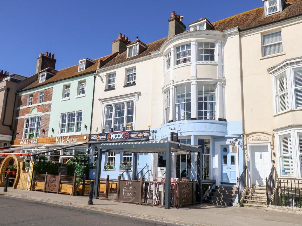 un edificio en la esquina de una calle en The Beach Condo, en Weymouth