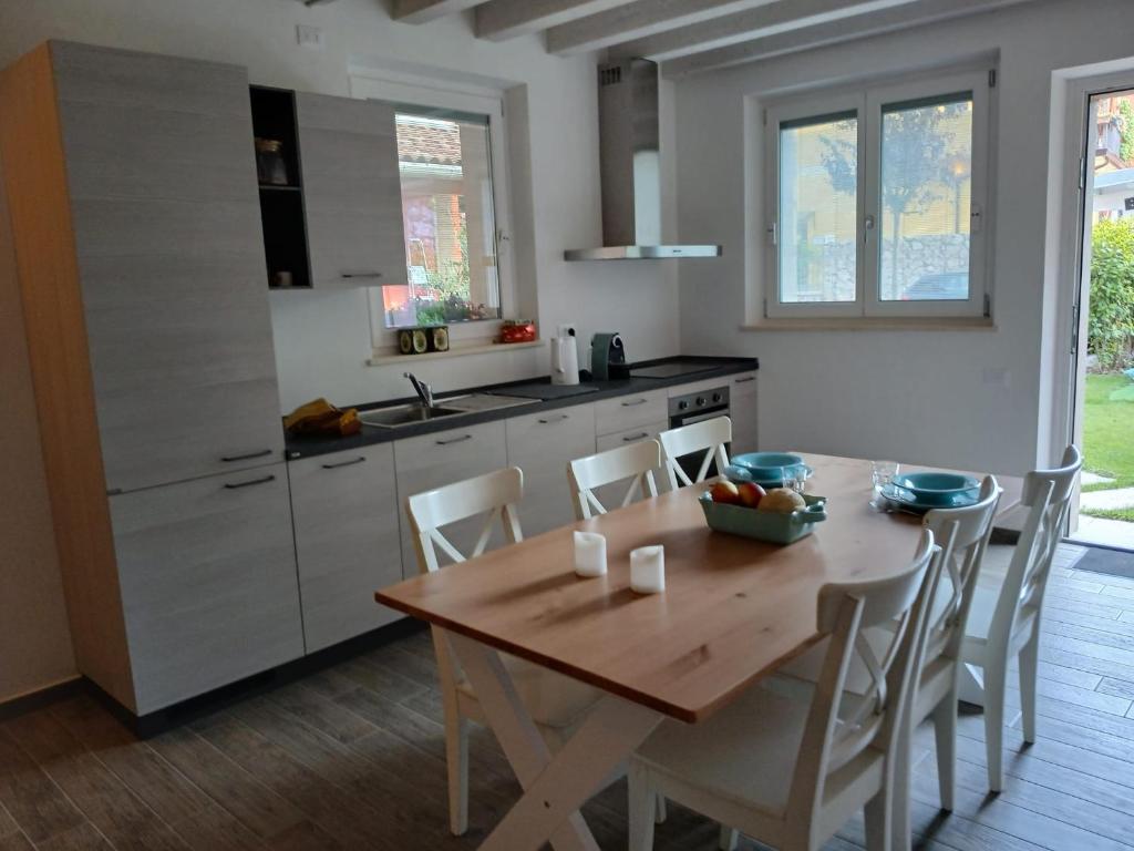 Η κουζίνα ή μικρή κουζίνα στο Casa vacanza Il Remo tra Lago di Garda e Montagne