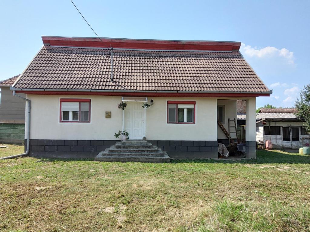 ein kleines weißes Haus mit einem roten Dach in der Unterkunft Casa Cătălina in Silvaşu de Jos