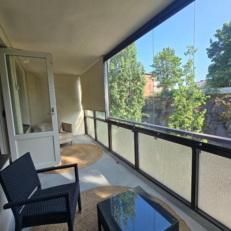 a room with a balcony with a table and chairs at Studio at Tottinkatu in Savonlinna