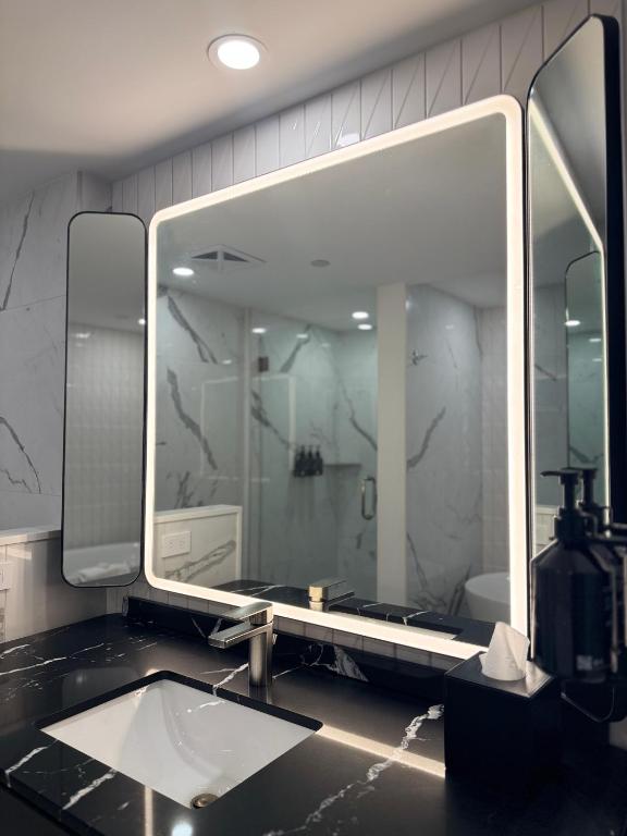 Revery Toronto Downtown, Curio Collection by Hilton - Resim 44