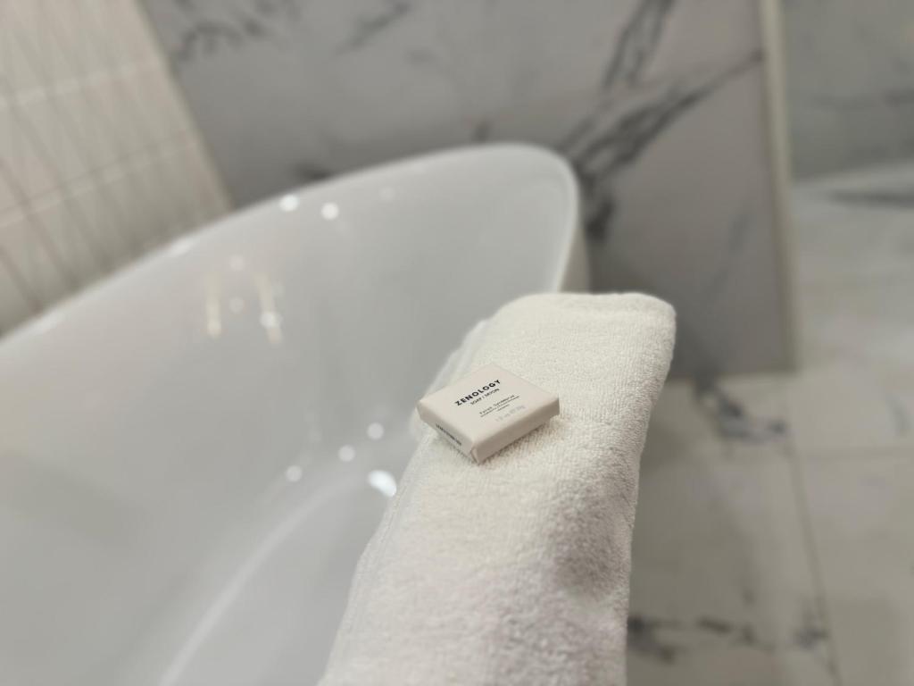 Revery Toronto Downtown, Curio Collection by Hilton - Resim 45