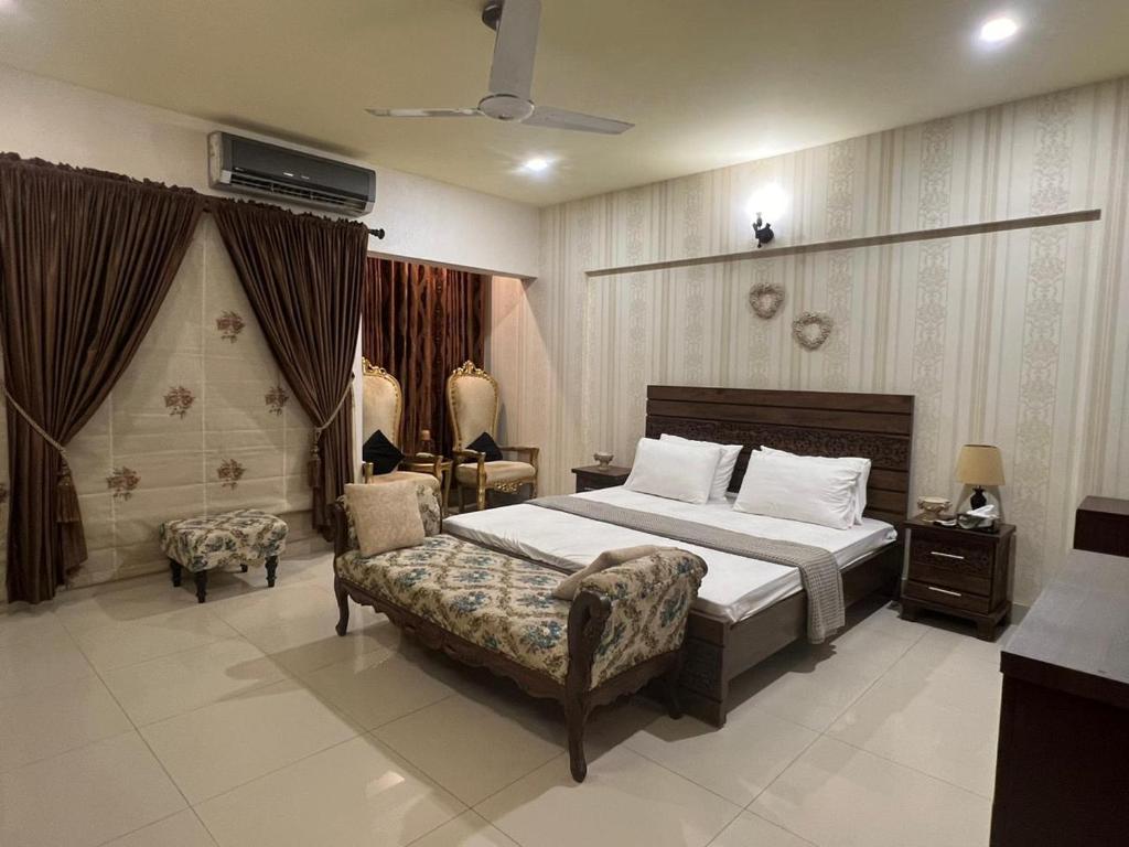 Ένα ή περισσότερα κρεβάτια σε δωμάτιο στο Zen Luxury Stay - 3BR Family Apartment DHA Phase 6 Nishat Commercial