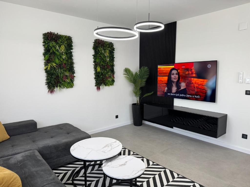 TV a/nebo společenská místnost v ubytování Urban West S-3