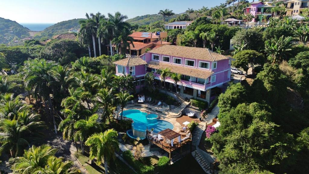 an aerial view of a house with a swimming pool at Pousada Pelicano in Búzios