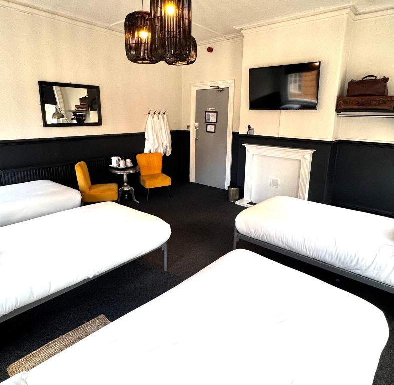 
Quadruple - Shared Shower Room
