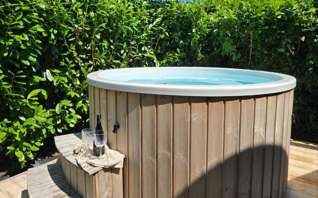 Ảnh trong thư viện ảnh của Luxury Tiny House with private hot tub ở Meerssen