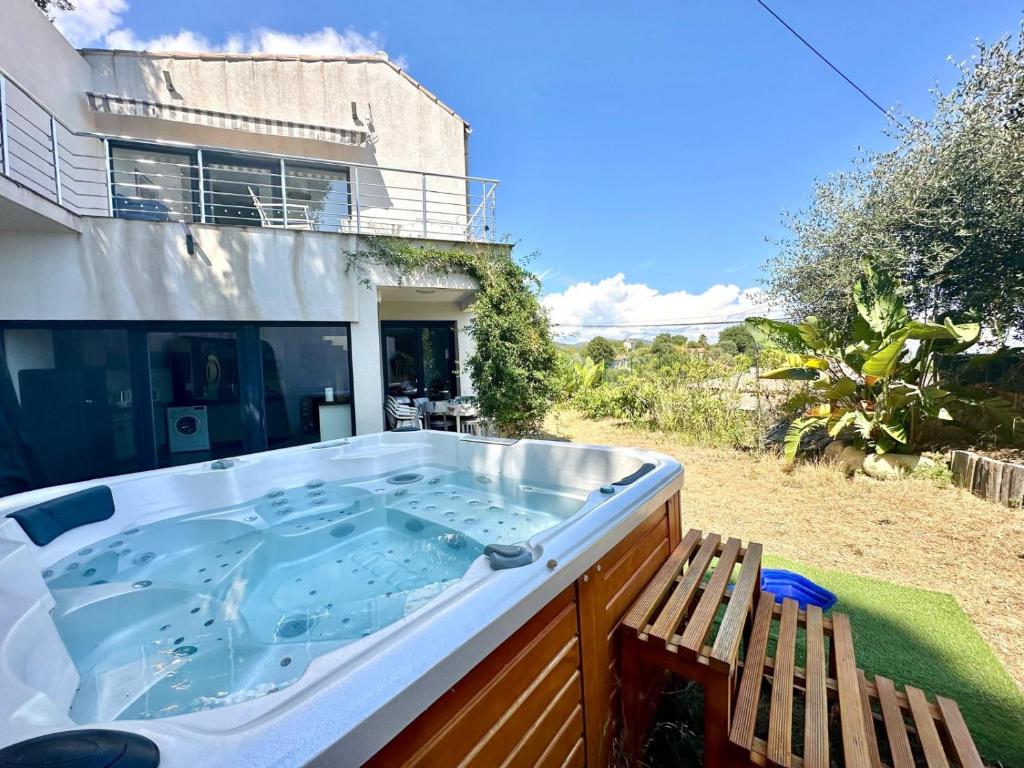 - un grand bain à remous dans l'arrière-cour d'une maison dans l'établissement Villa Pessicart, à Nice