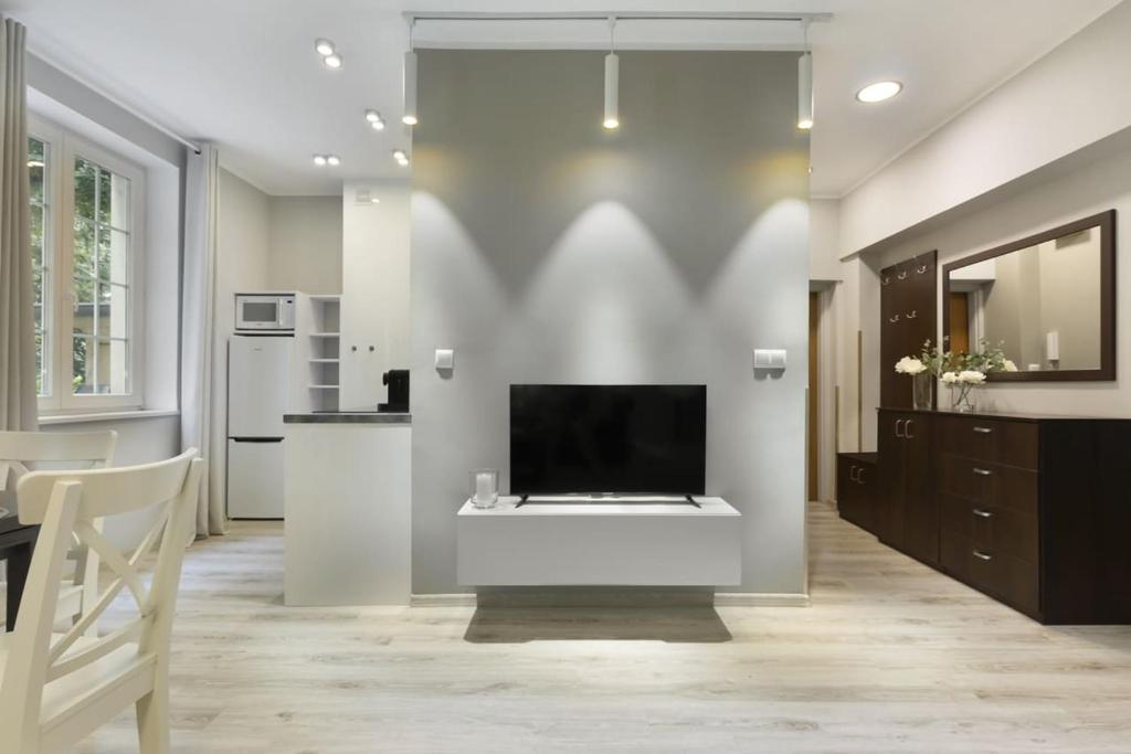 a living room with a tv and a kitchen at Elite Apartments Old Town Center in Gdańsk