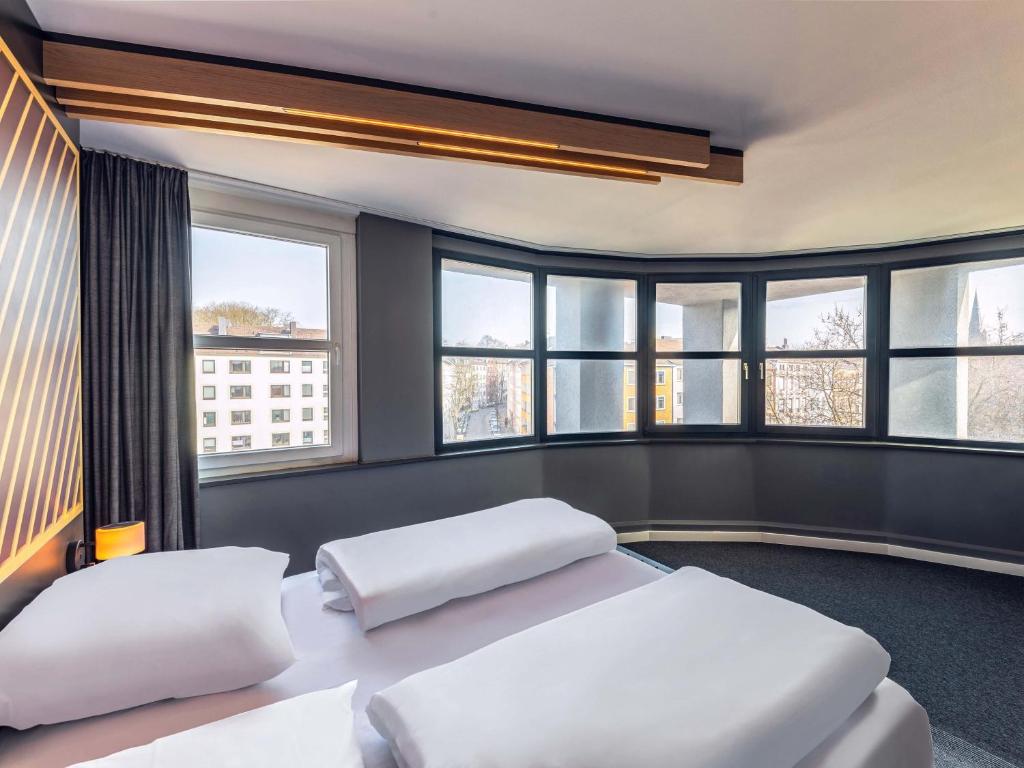Postel nebo postele na pokoji v ubytování B&B HOTEL Aachen City-Ost