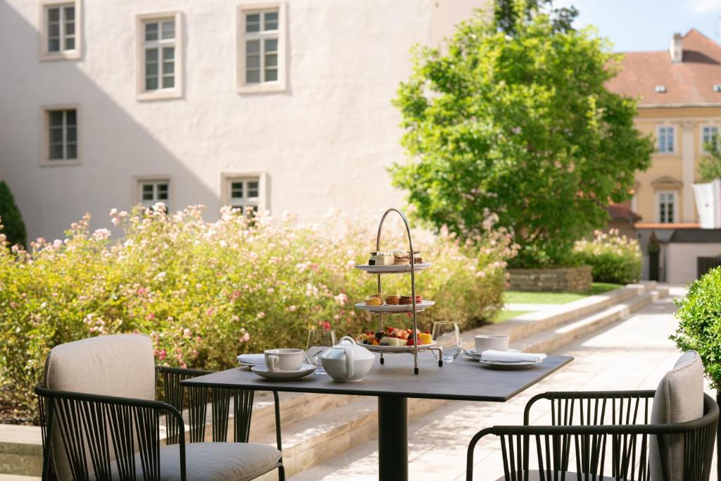 Deluxe Terrace King Room