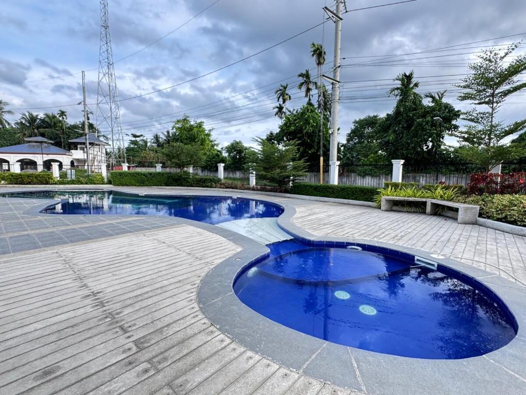 Un par de piscinas azules en un patio. en Cozy Scandi Industrial House, en San Pablo