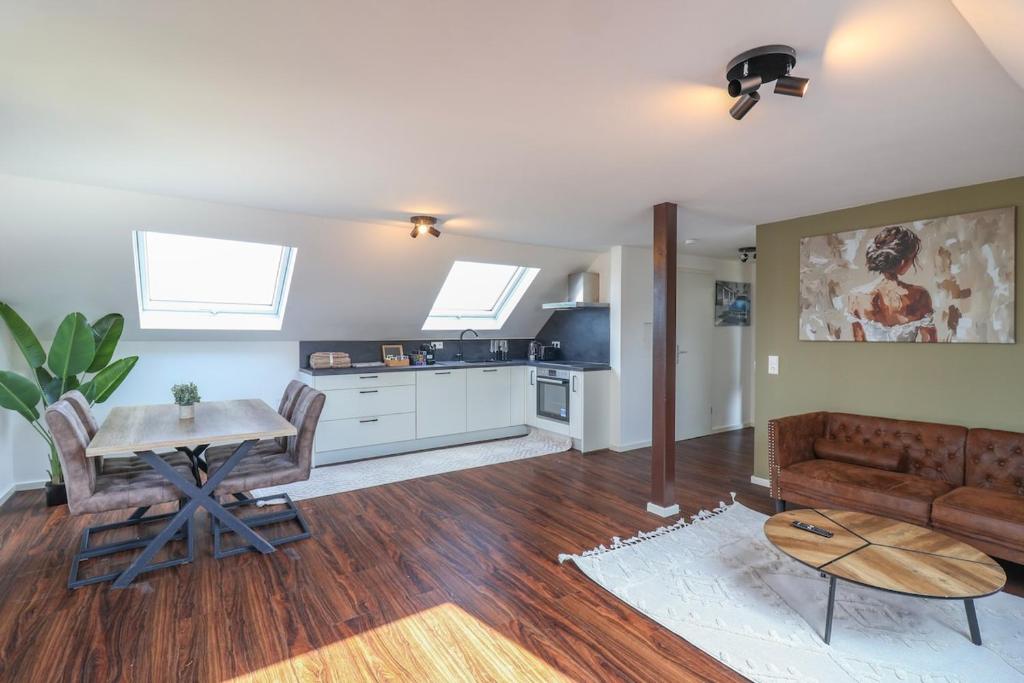 una sala de estar con un sofá y una mesa en Velura Apartments Stilvoll, en Lauffen am Neckar