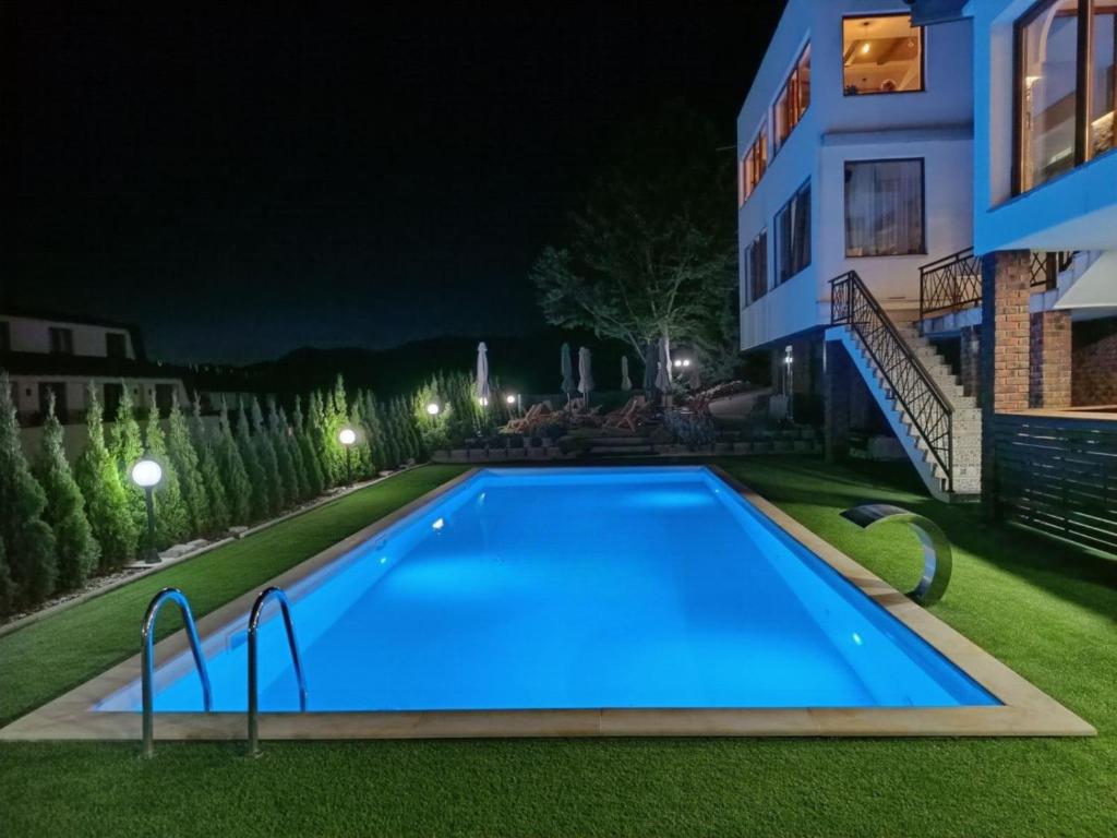 Бассейн в Apartman Rastko-N Lux 32 Milmari или поблизости