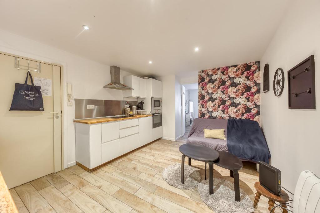 Una cocina con una mesa y sillas en una habitación. en Escapade à Versailles - 3 min de Versailles Chantiers, en Versalles