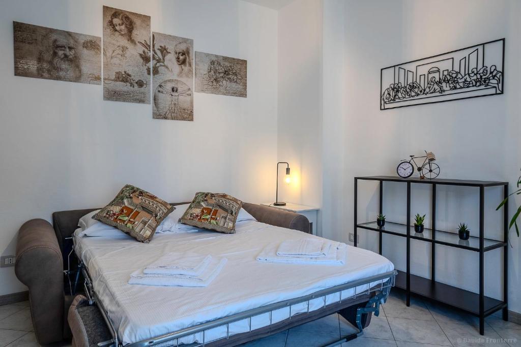 een kleine slaapkamer met een bed in een kamer bij Ca' DaVinci in Milaan