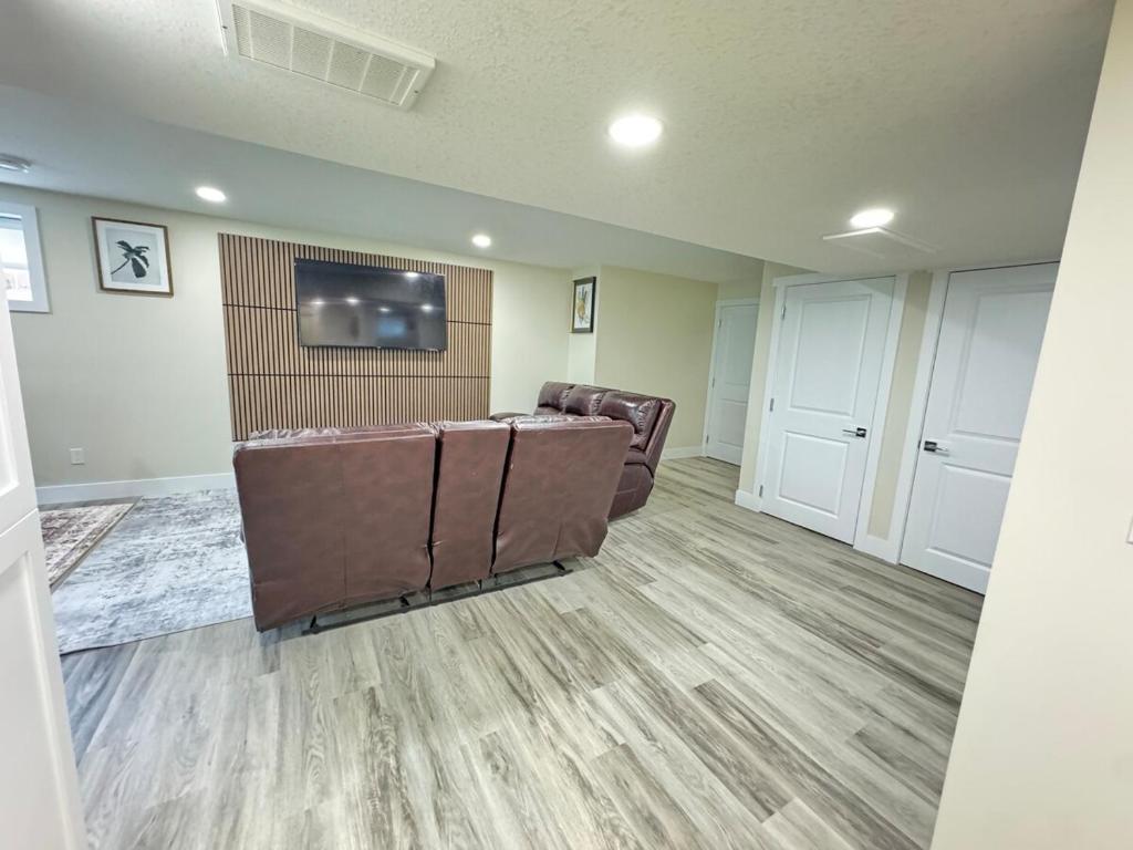 a waiting room with two chairs and a flat screen tv at Annas Suites Rental in Bélanger