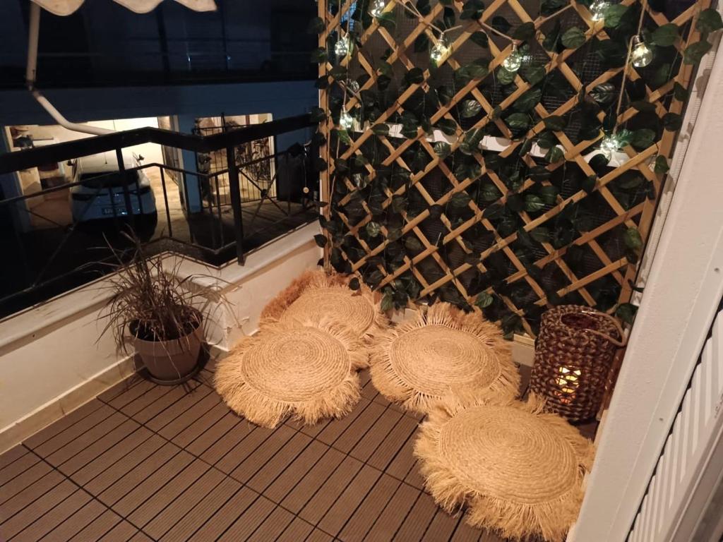 Cuatro alfombras colocadas en un porche junto a una ventana. en Agape, en Preveza