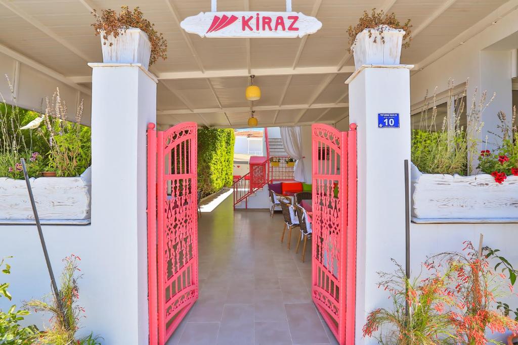 una puerta roja en una habitación con plantas en Kiraz Butik Hotel, en Alacati