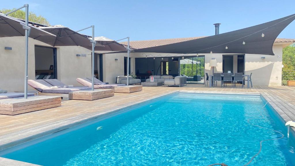 une maison avec une piscine et une terrasse dans l'établissement Villa A Licciola, à Porto-Vecchio