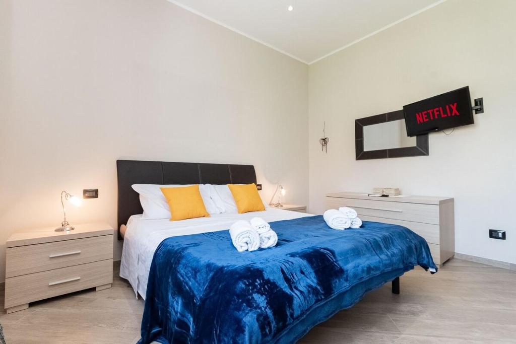 Un dormitorio con una cama grande con dos toallas. en Luna House, en La Spezia