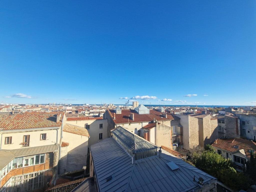 une vue d'une ville depuis le toit d'un immeuble dans l'établissement Bel Appart Lumineux avec VUE MER en Centre-ville, à Sète