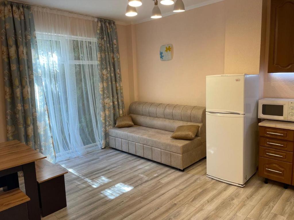 Kuchyň nebo kuchyňský kout v ubytování Коттедж в Радуге