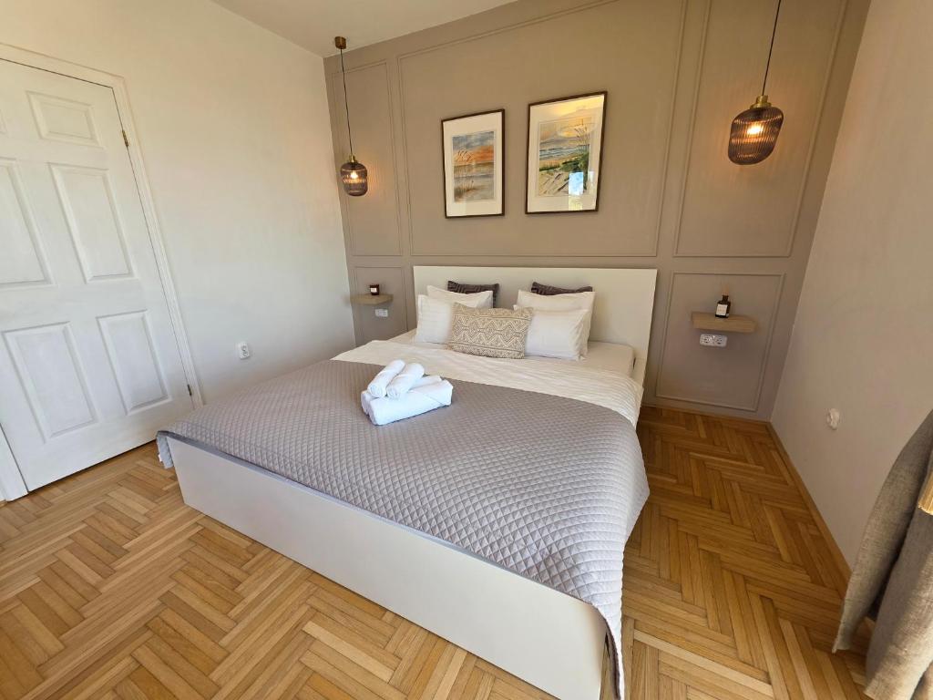 En eller flere senge i et værelse på Grand Terrace Apartment with AC & heating