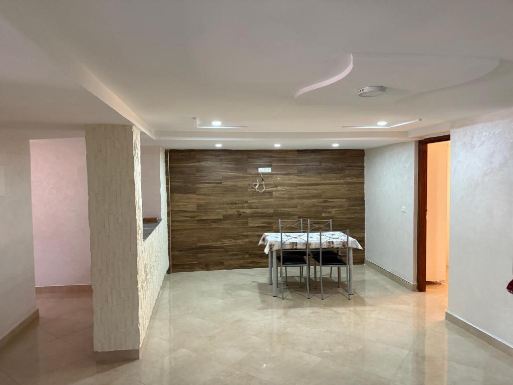 een eetkamer met een tafel en wat stoelen bij Moul Partma Saidia Joss in Saidia 