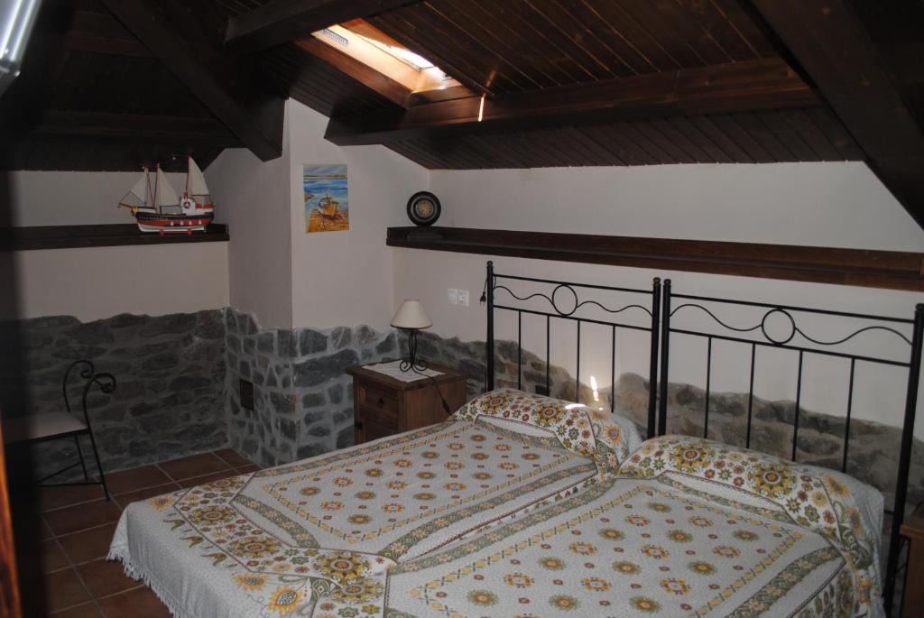 1 dormitorio con 1 cama en una habitación en Pension Casa del Abad, en Campomanes