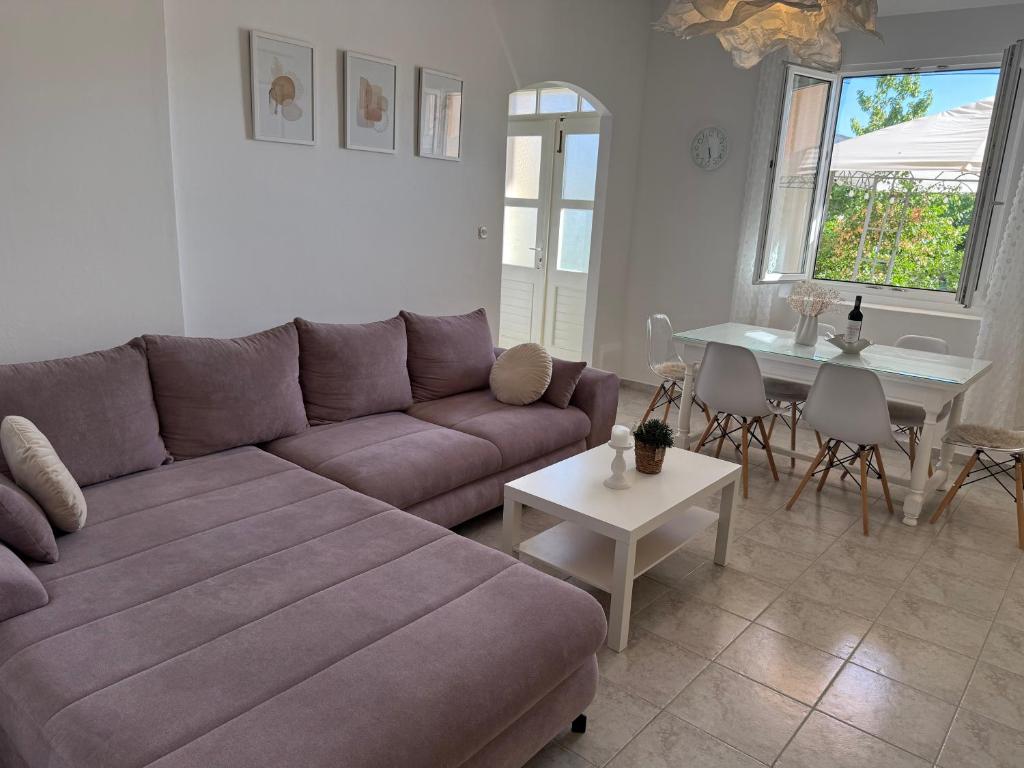 una sala de estar con un sofá y una mesa en Niky, en Betina
