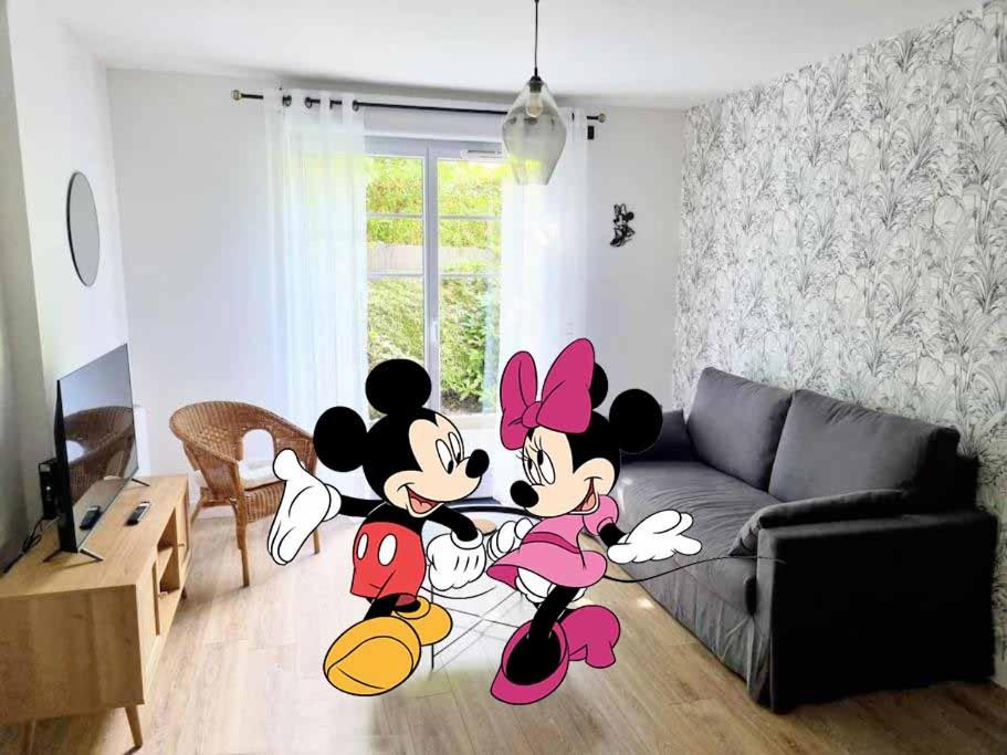 マルヌ・ラ・ヴァレにあるLe Cocon des 2 Souris proche Disneyland Parisのリビングルーム(壁にねずみ絵付)