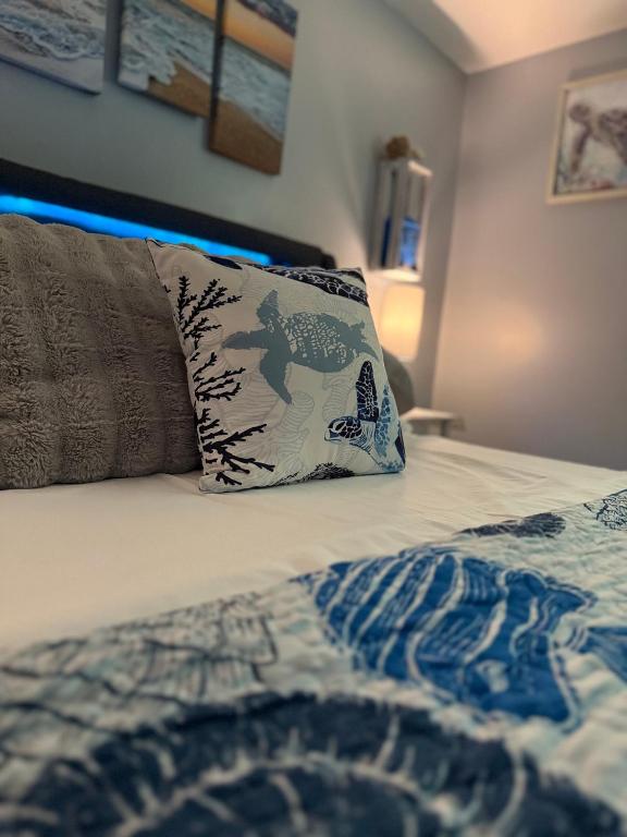 A bed or beds in a room at Cocoa, Beach house