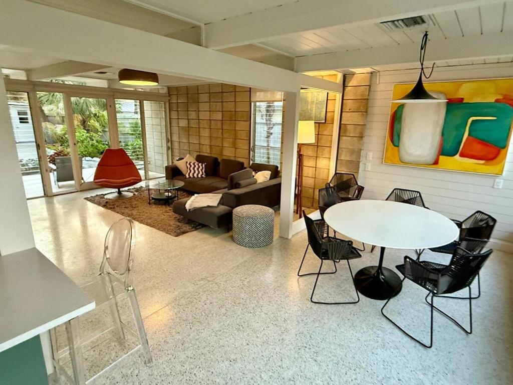 Φωτογραφία από το άλμπουμ του Mid Century Meets Boaters Dream σε Siesta Key