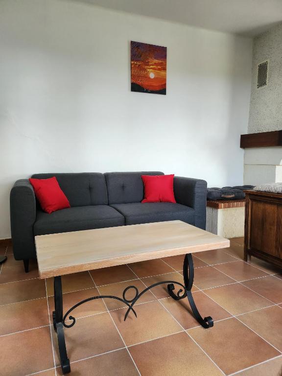 un salon avec un canapé et une table basse dans l'établissement Gîte La Peyrière - Tarn-et-Garonne - Vue imprenable au calme, à Montpezat-de-Quercy