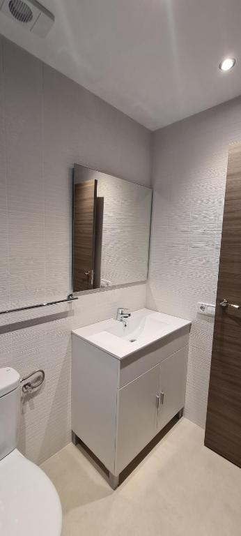 ein Badezimmer mit Waschbecken und Toilette in der Unterkunft tremp in Tremp