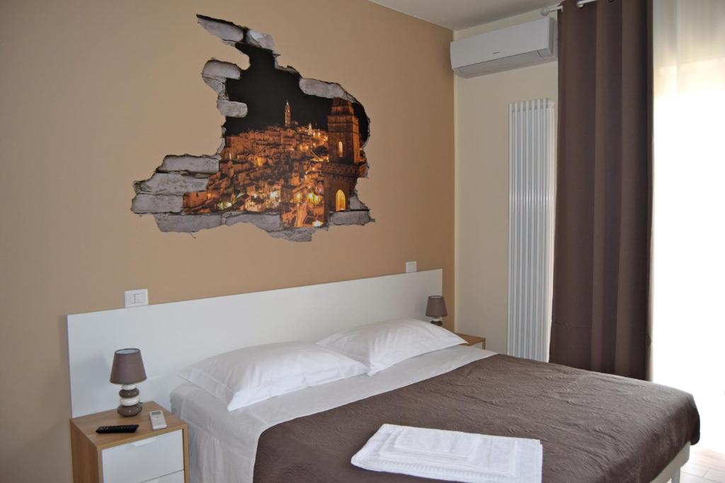 Civico 28 في ماتيرا: غرفة نوم مع سرير مع ثقب في الجدار