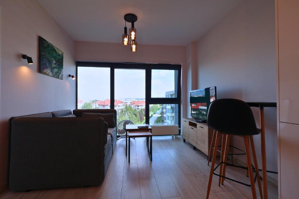 un salon avec un canapé et une table dans l'établissement Apartament #CapitalTower 155 FV, à Rzeszów