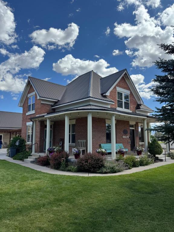 una casa de ladrillo con techo de gambrel en The Panguitch House, en Panguitch