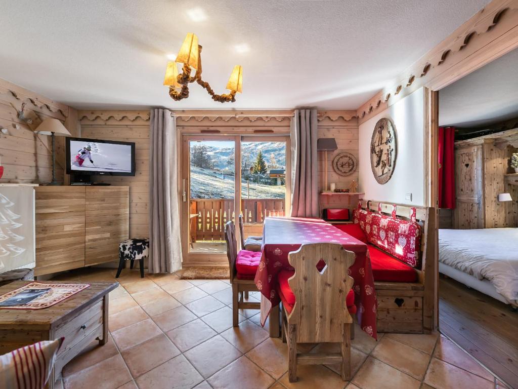 - une chambre avec une table, un lit et une fenêtre dans l'établissement Appartement lumineux, 2 ch., accès piscine/spa, pied des pistes, proche commerces - Méribel - FR-1-566-17, à Les Allues
