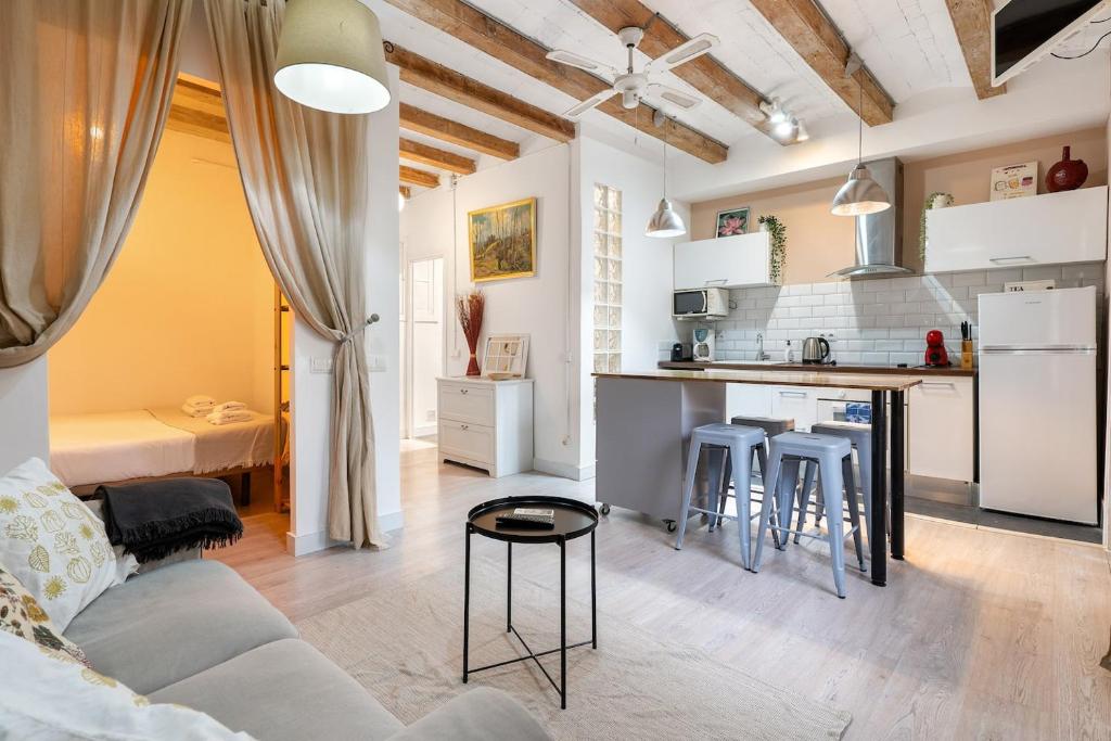 Sunny Retro Flat Balcony in Poble Sec